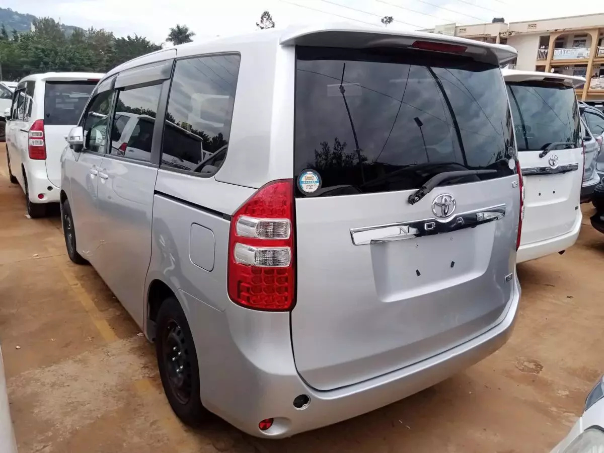 Toyota Noah   - 2011