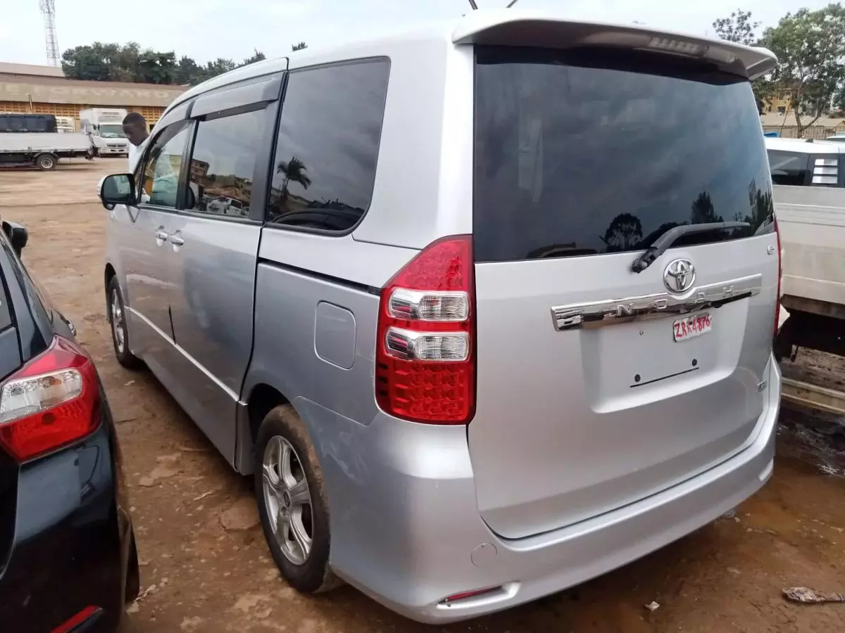 Toyota Noah   - 2010