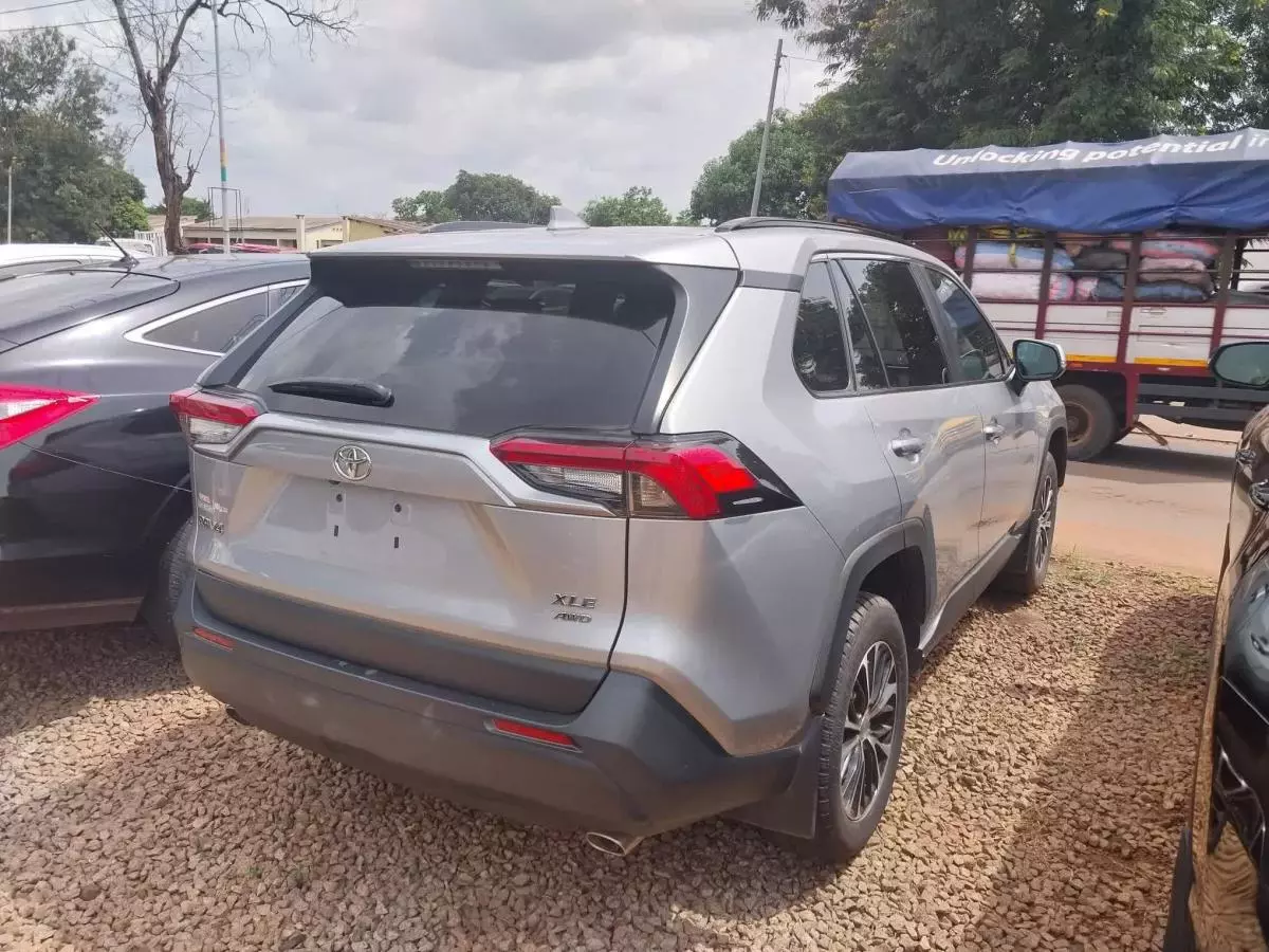 Toyota RAV 4   - 2019