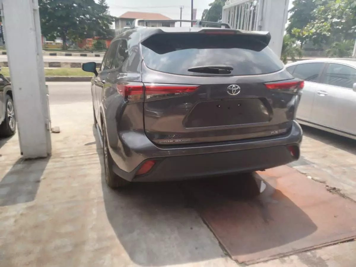 Toyota Highlander   - 2021