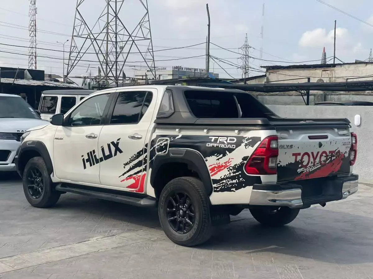 Toyota Hilux   - 2016