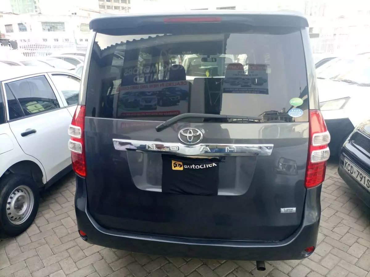 Toyota Noah - 2013