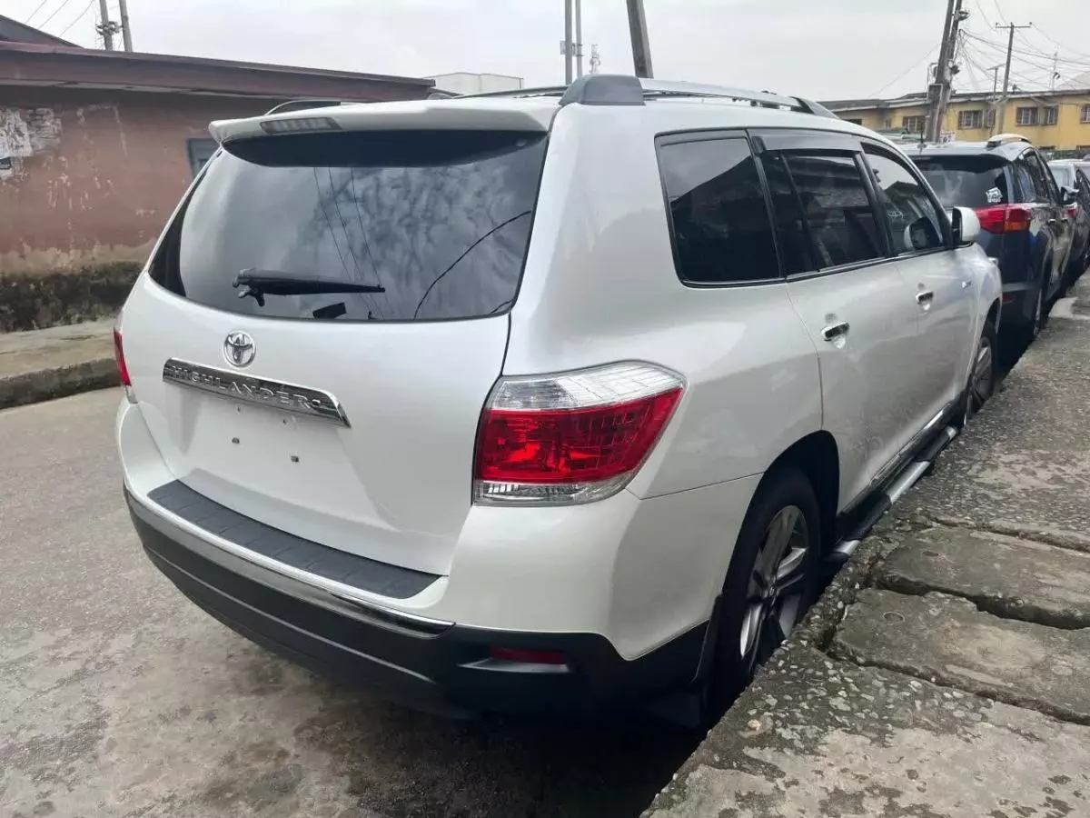 Toyota Highlander   - 2012