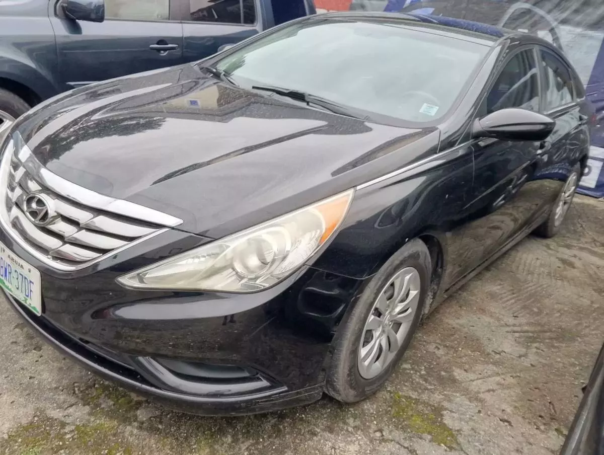 Hyundai Sonata   - 2011