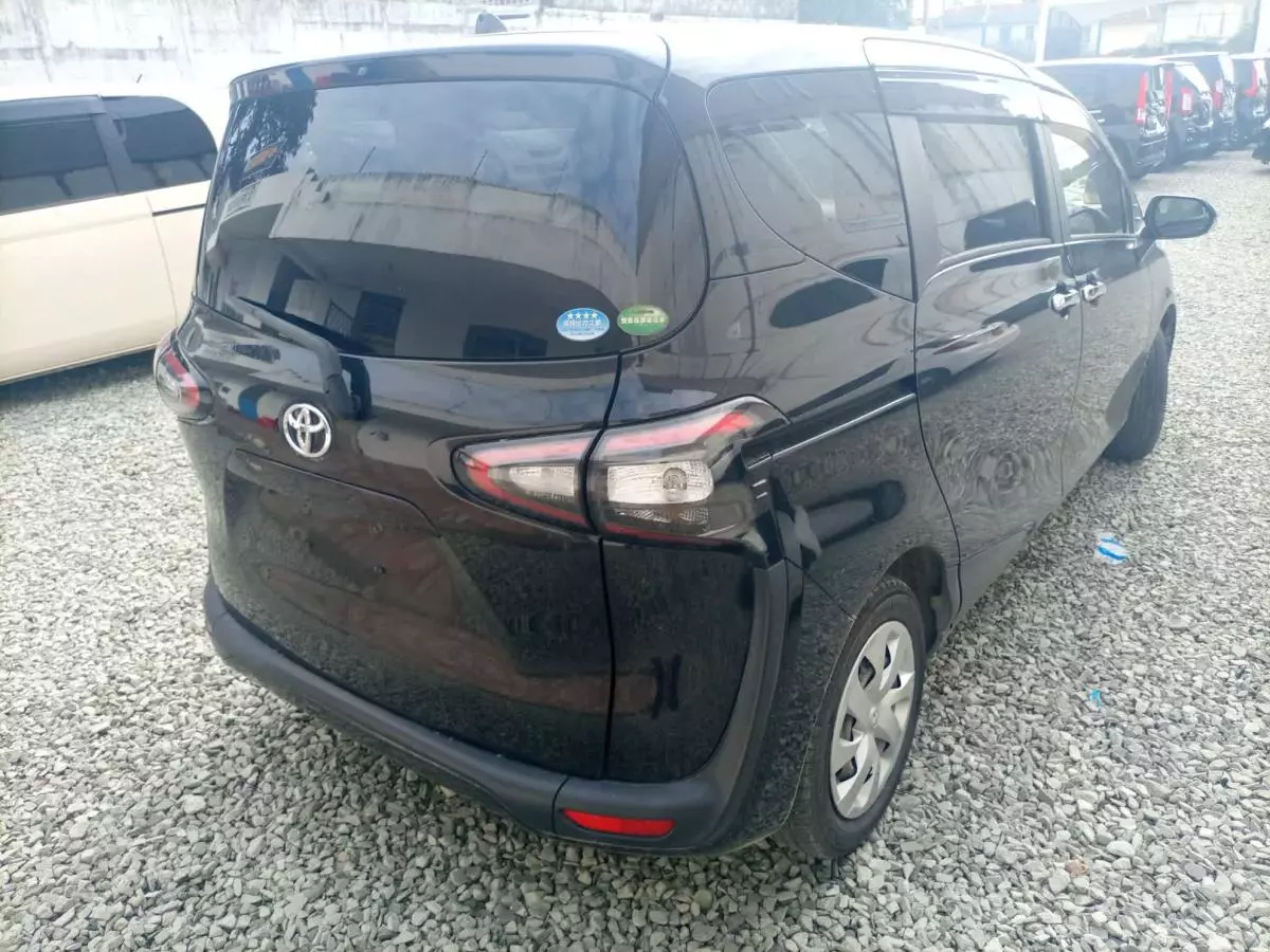 Toyota Sienta - 2016