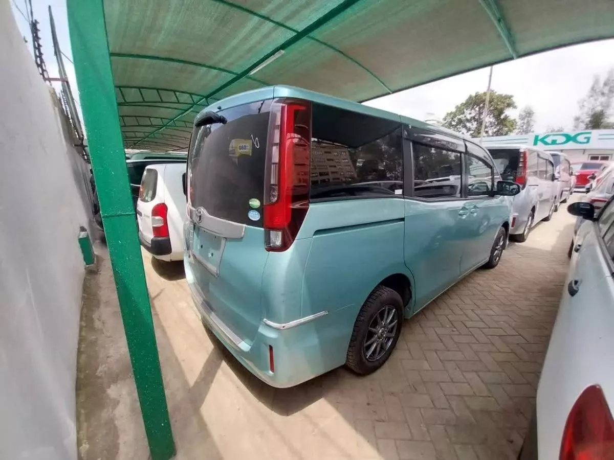 Toyota Noah   - 2017