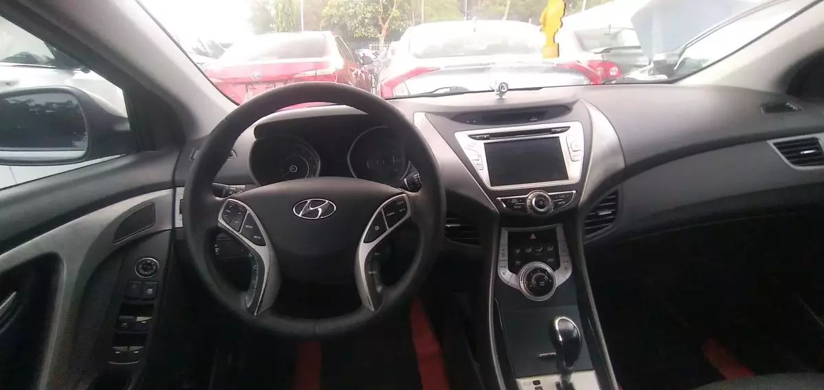 Hyundai Elantra - 2012
