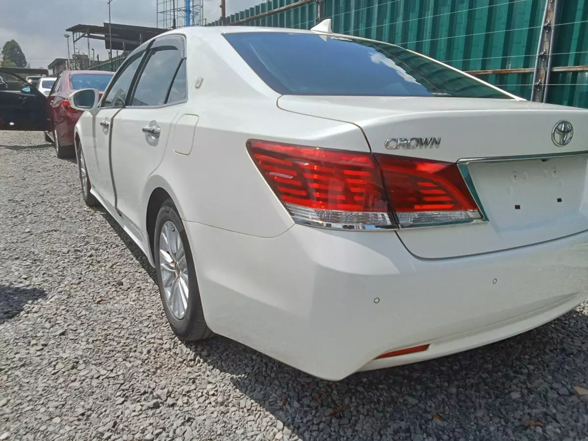 Toyota Crown Royal saloon    - 2016