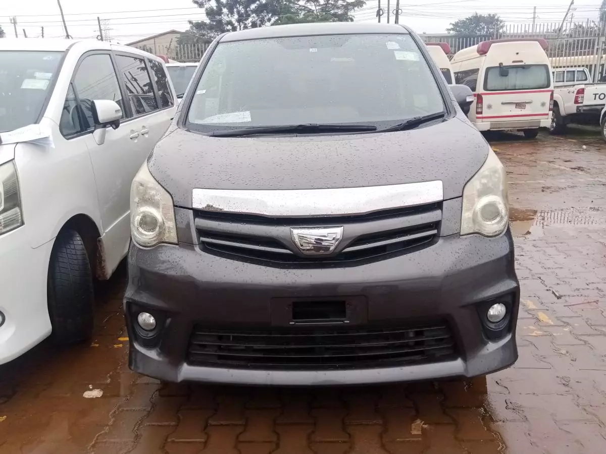 Toyota Noah   - 2011