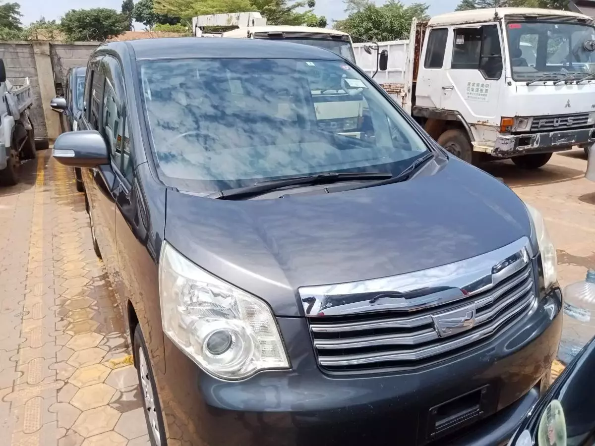 Toyota Noah   - 2009