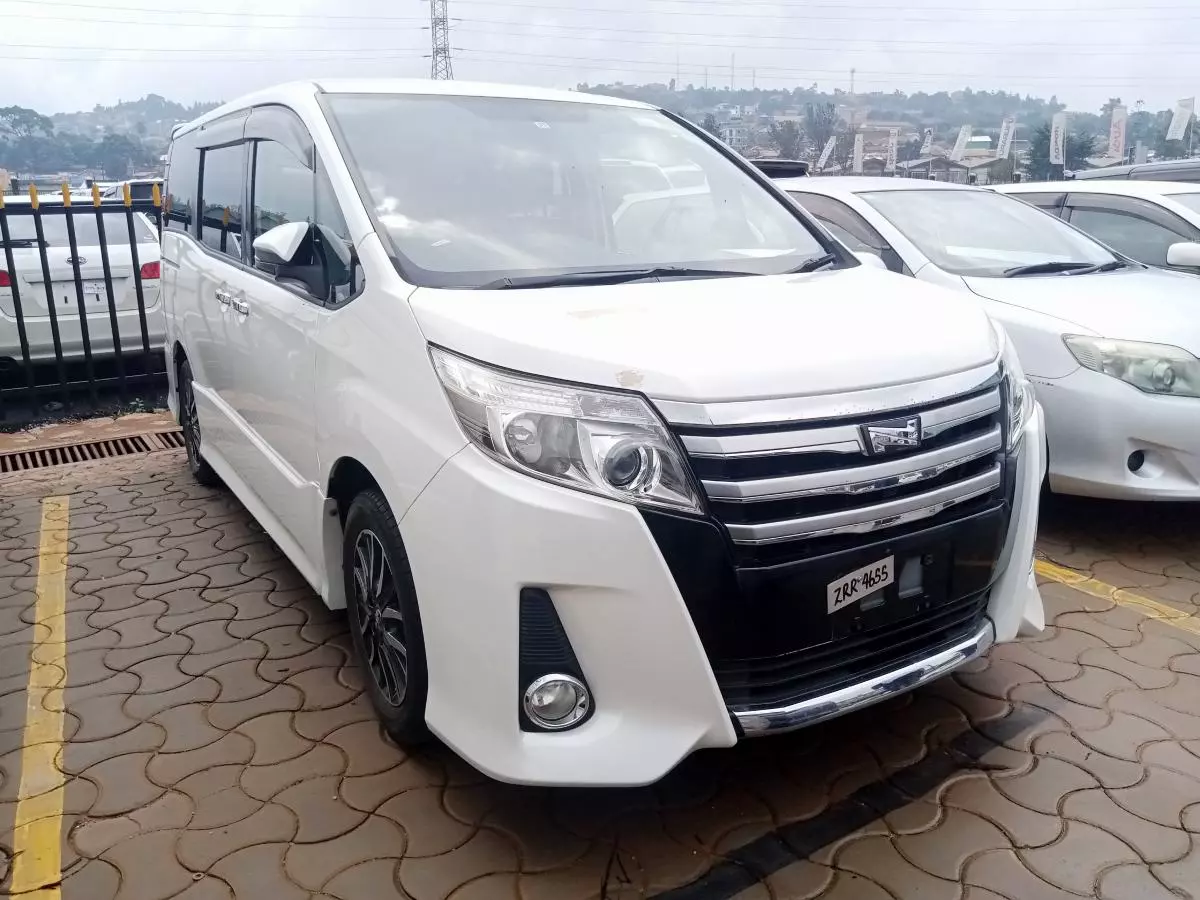 Toyota Noah   - 2015