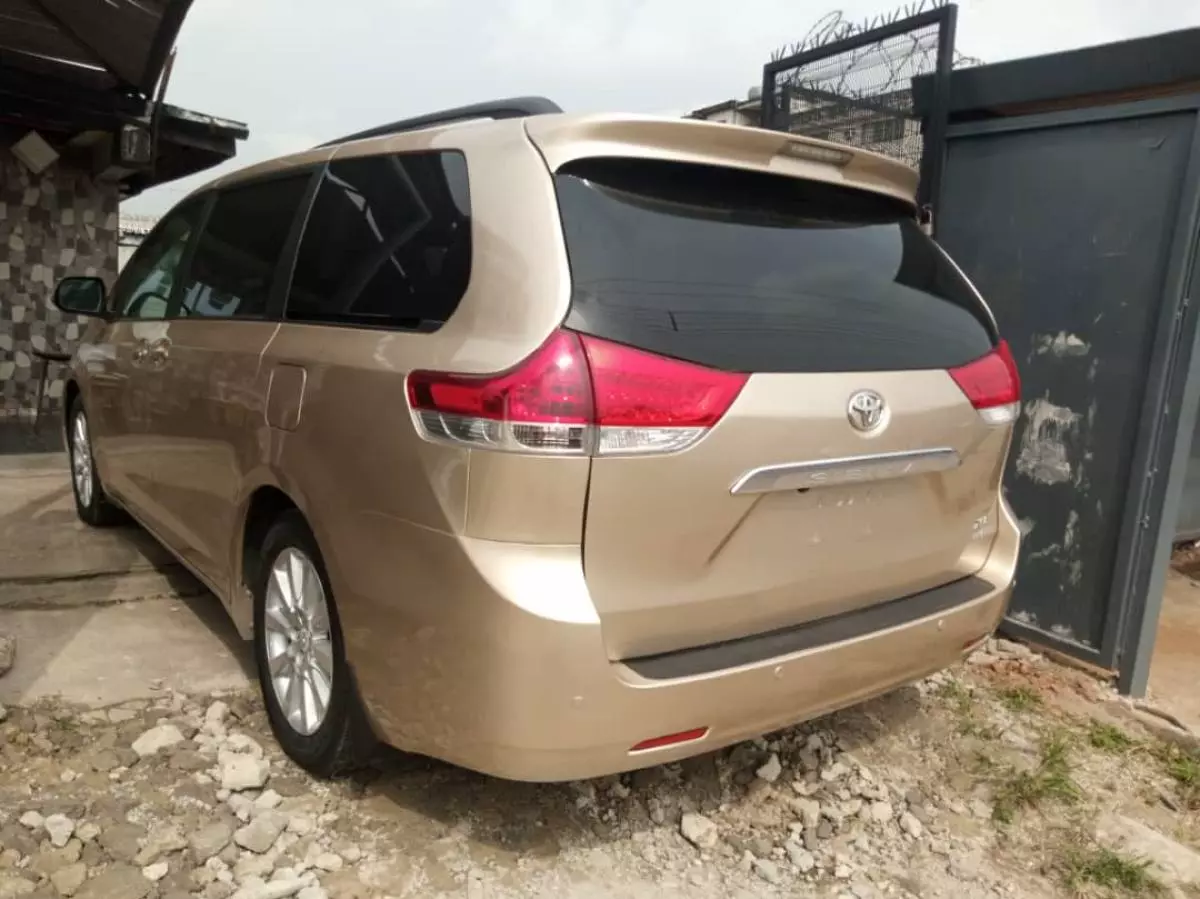 Toyota Sienna   - 2011