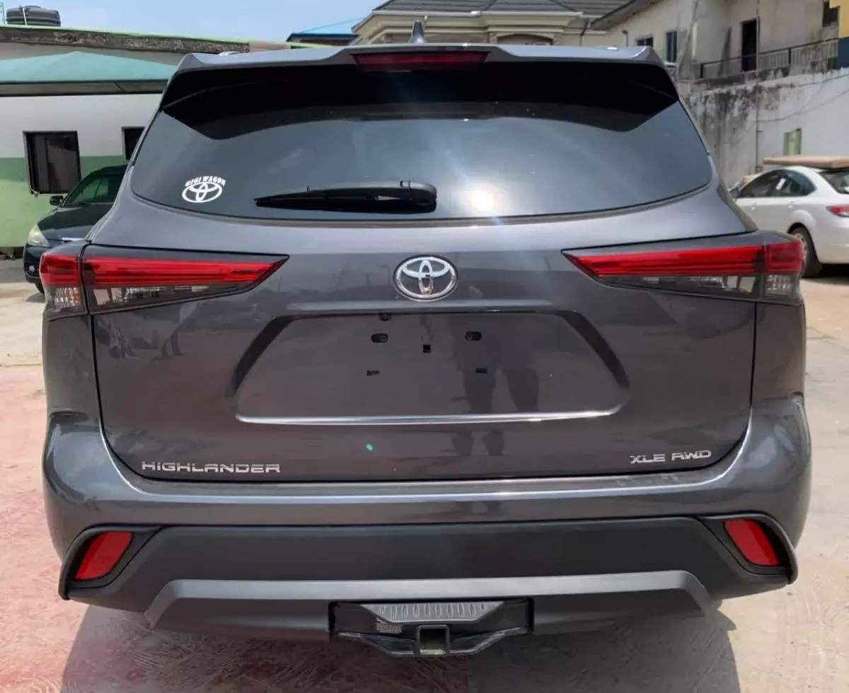 Toyota Highlander   - 2021