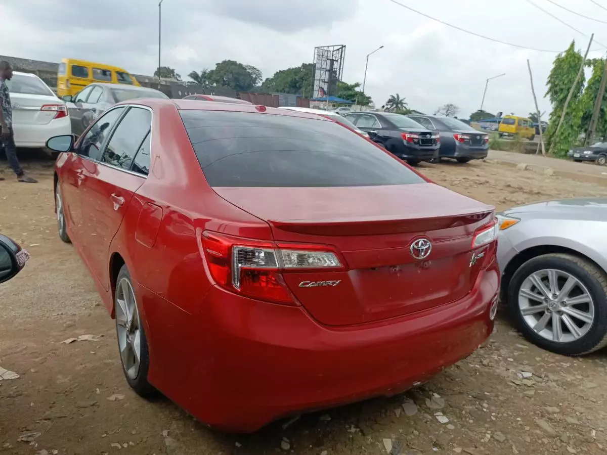 Toyota Camry   - 2012