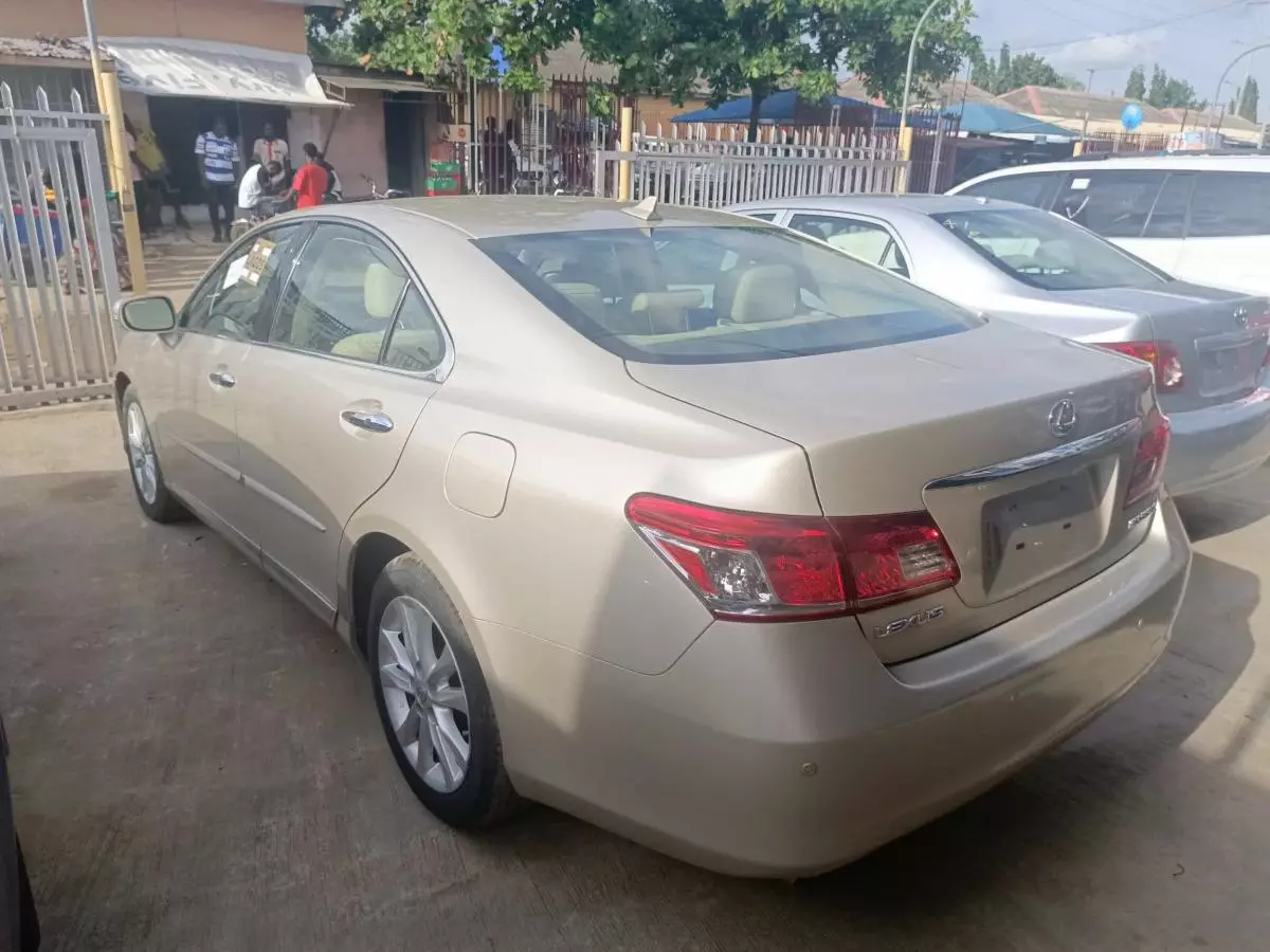 Lexus ES 350   - 2010