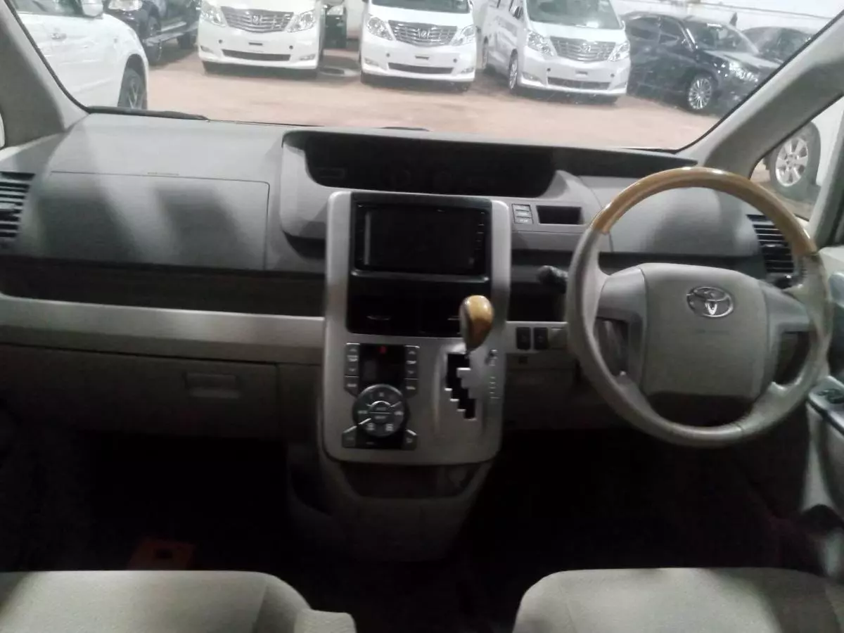 Toyota Noah   - 2009