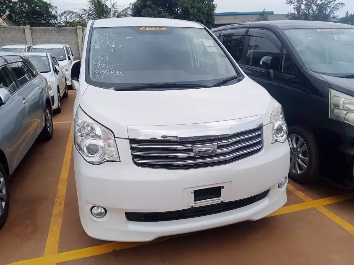 Toyota Noah   - 2011