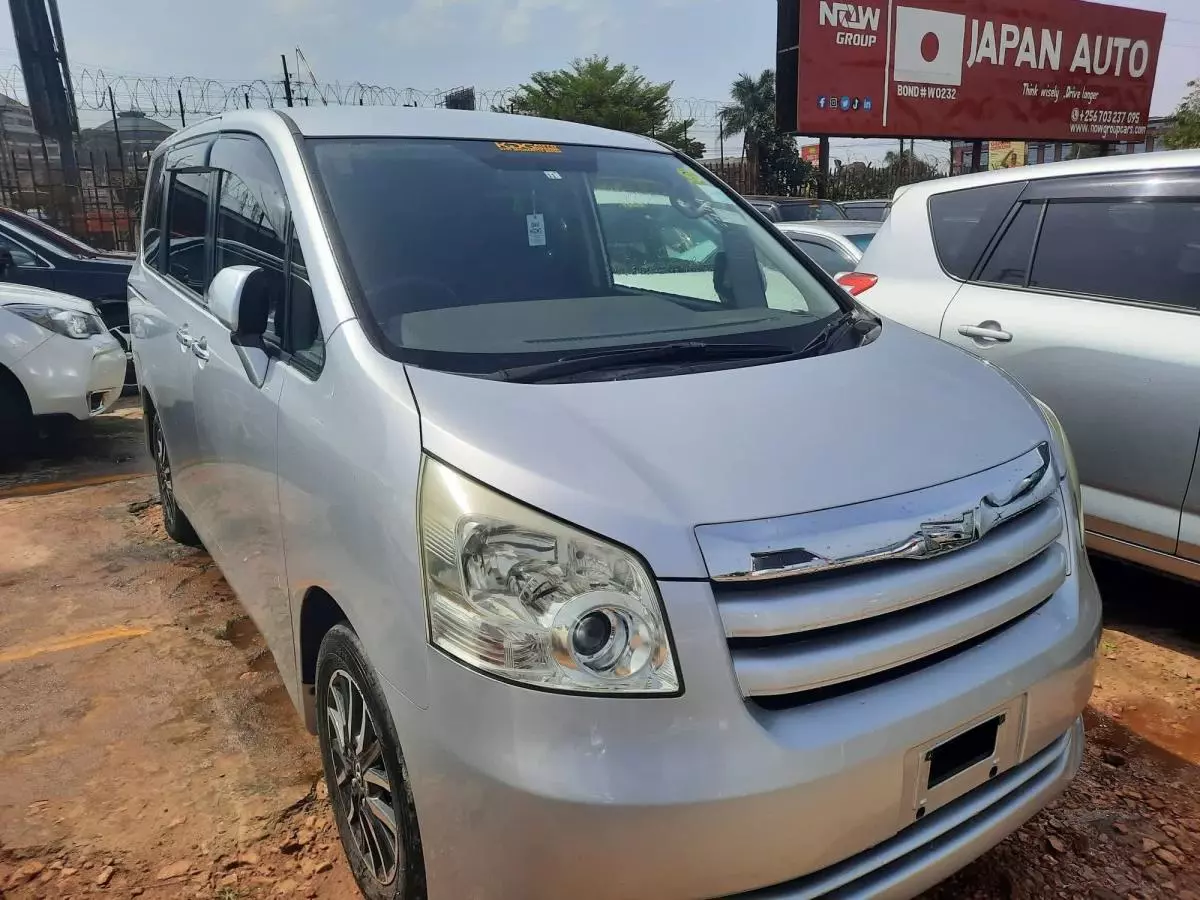 Toyota Noah - 2008