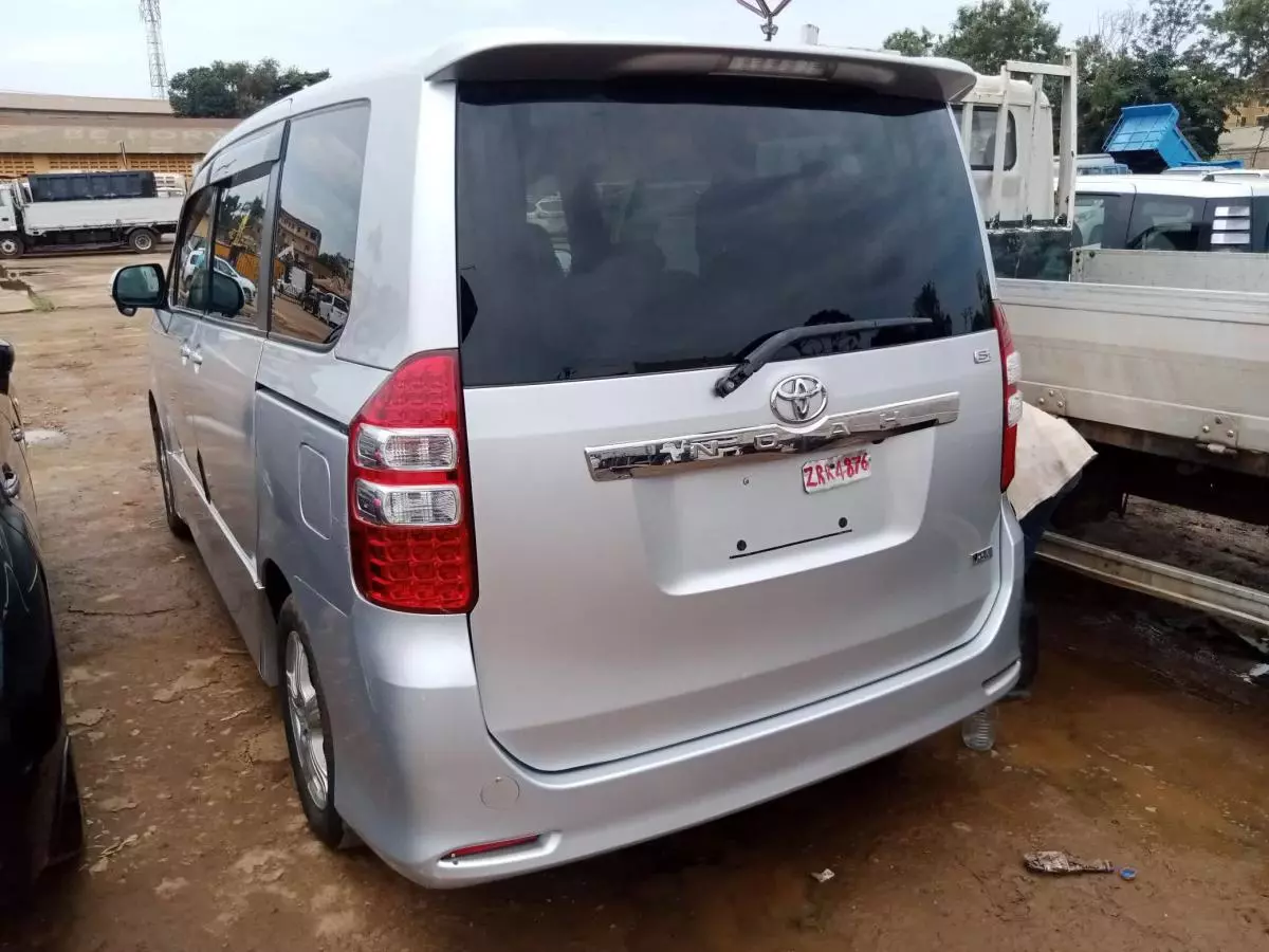 Toyota Noah   - 2010