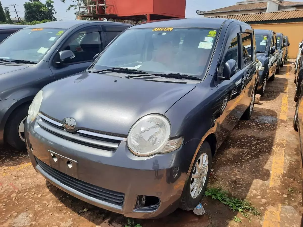 Toyota Sienta - 2009