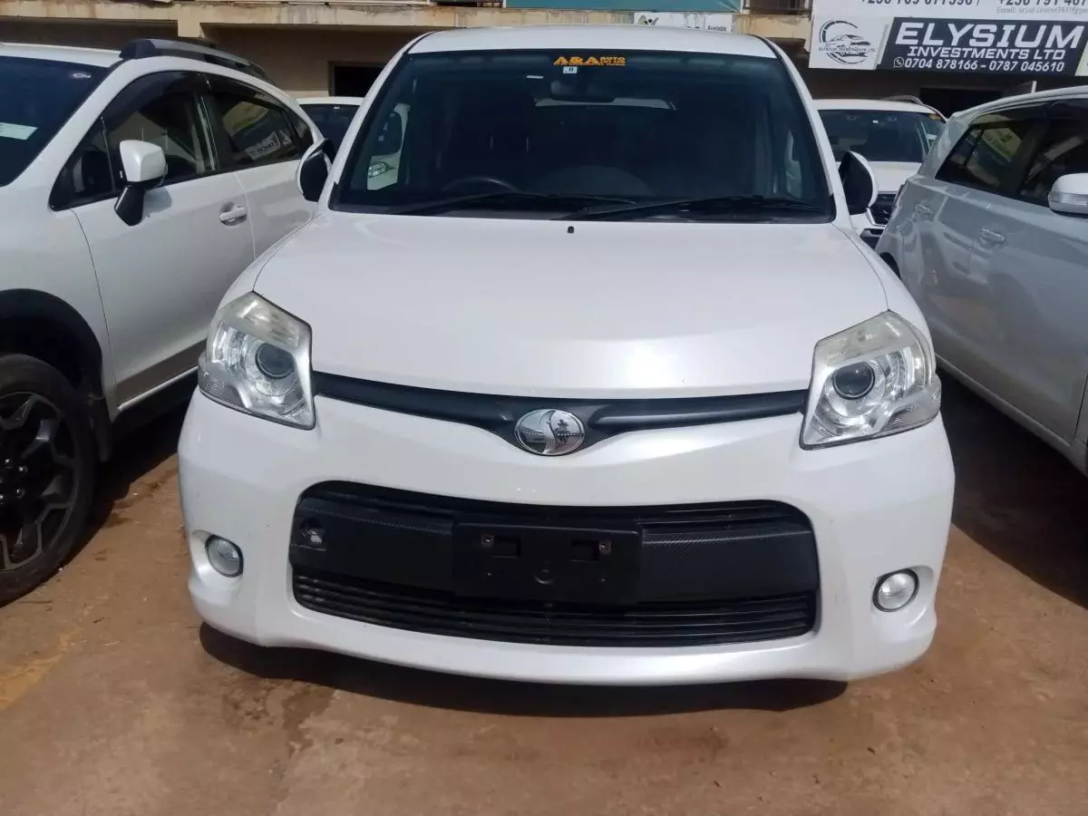 Toyota Sienta   - 2012