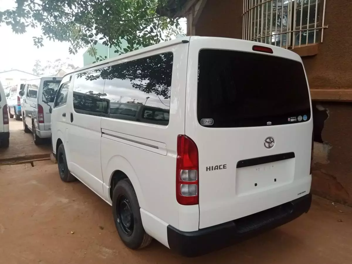 Toyota Hiace   - 2011