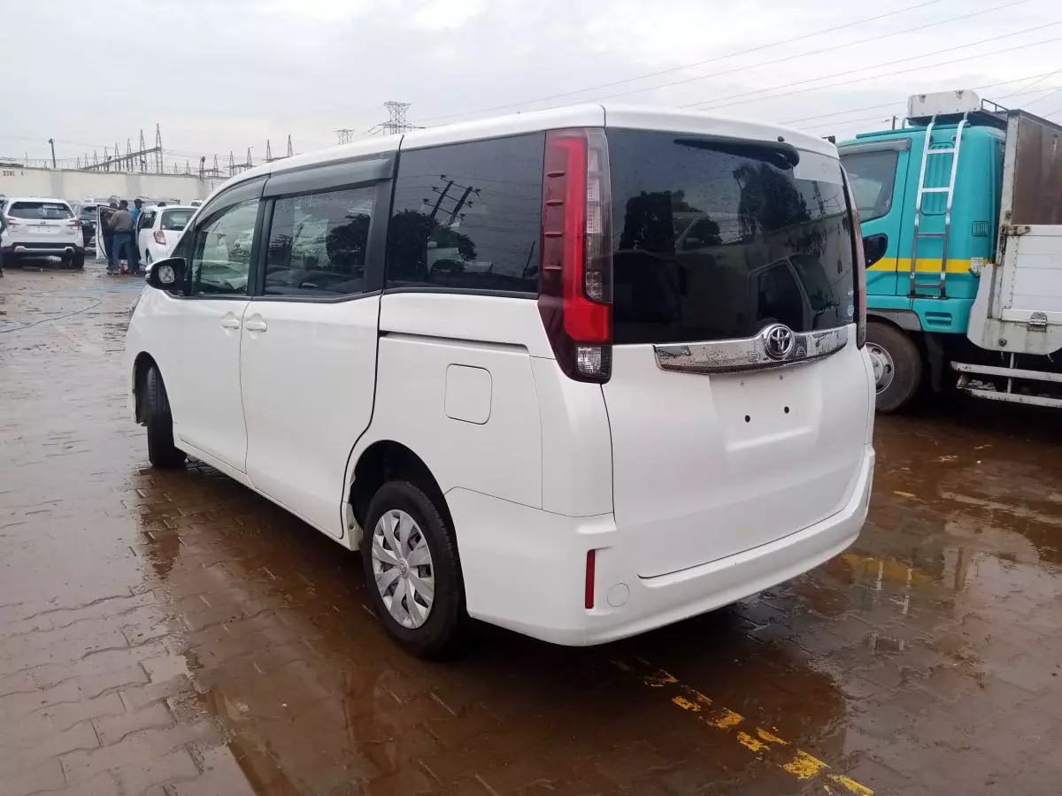 Toyota Noah   - 2015