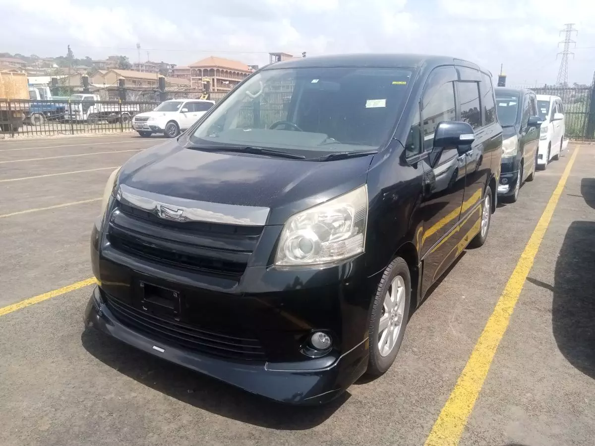 Toyota Noah   - 2009