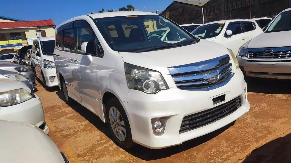 Toyota Noah   - 2010