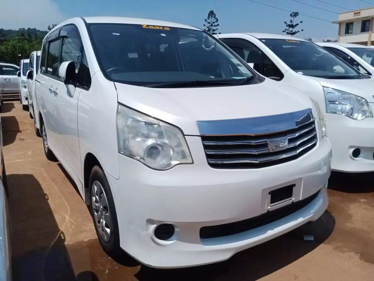 Toyota Noah   - 2011