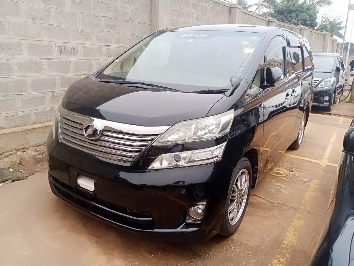 Toyota Vellfire    - 2012