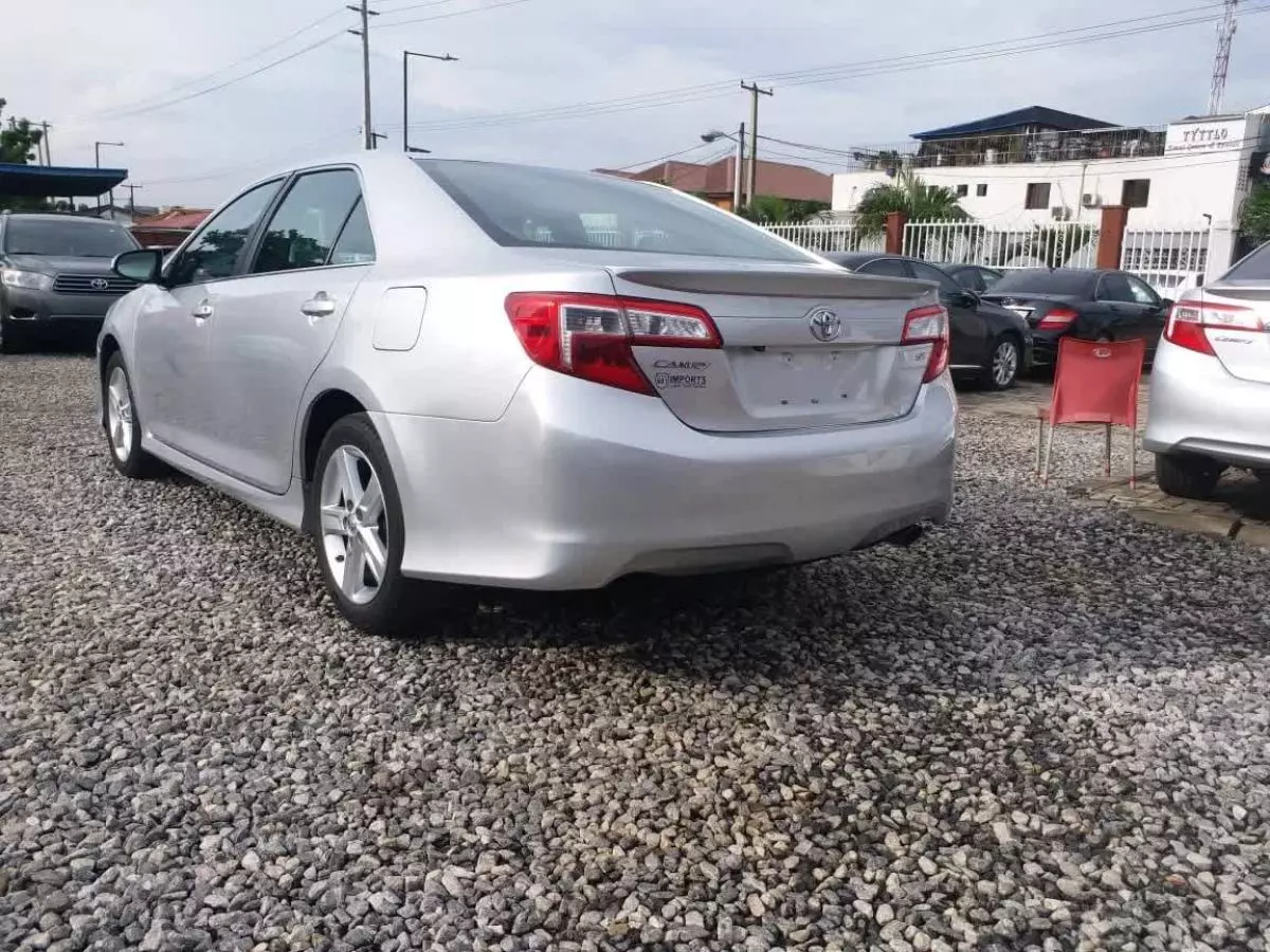 Toyota Camry   - 2014