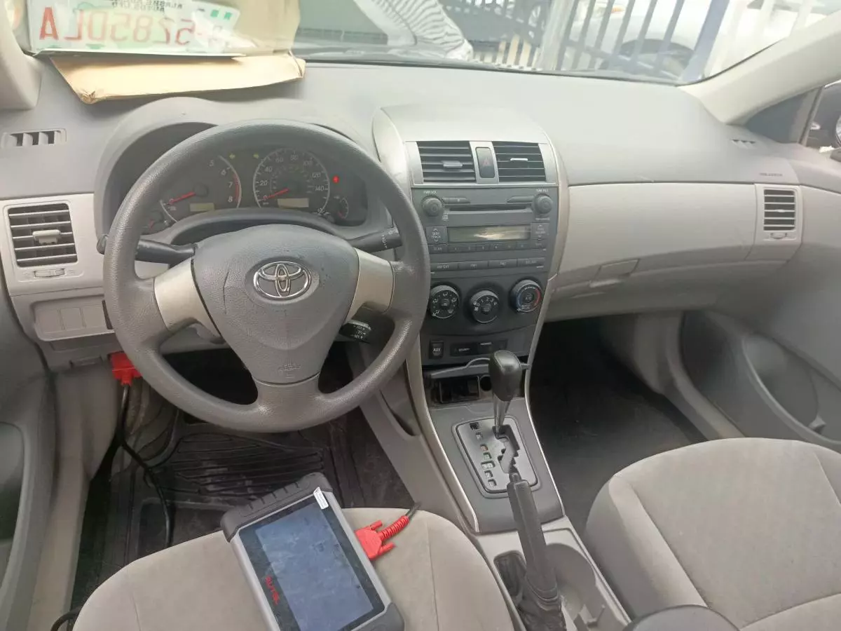 Toyota Corolla   - 2009