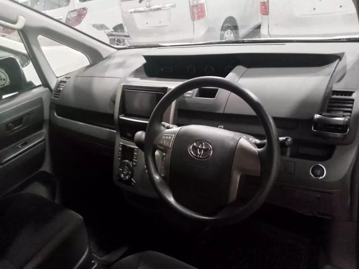 Toyota Noah   - 2009