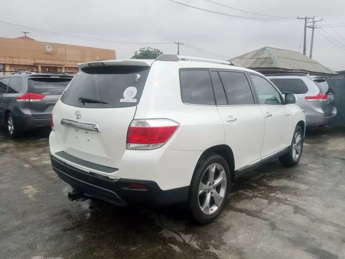 Toyota Highlander   - 2011