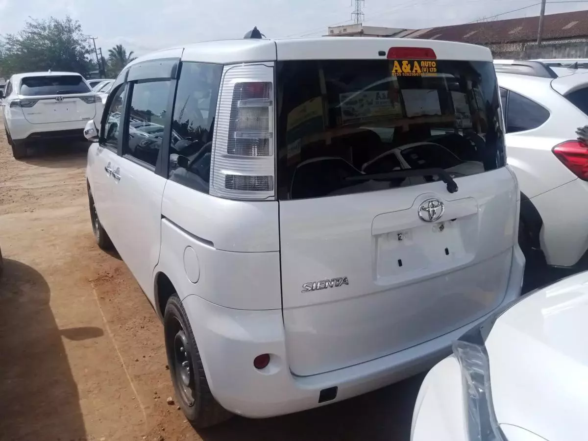 Toyota Sienta   - 2012