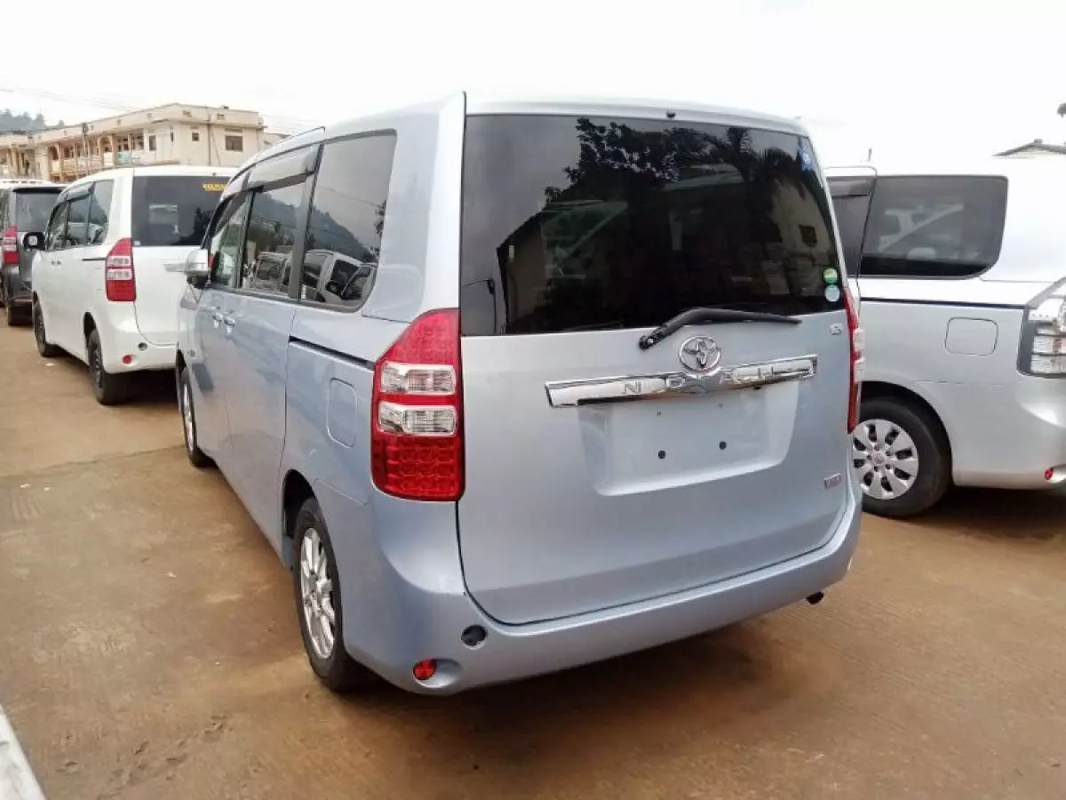 Toyota Noah   - 2012