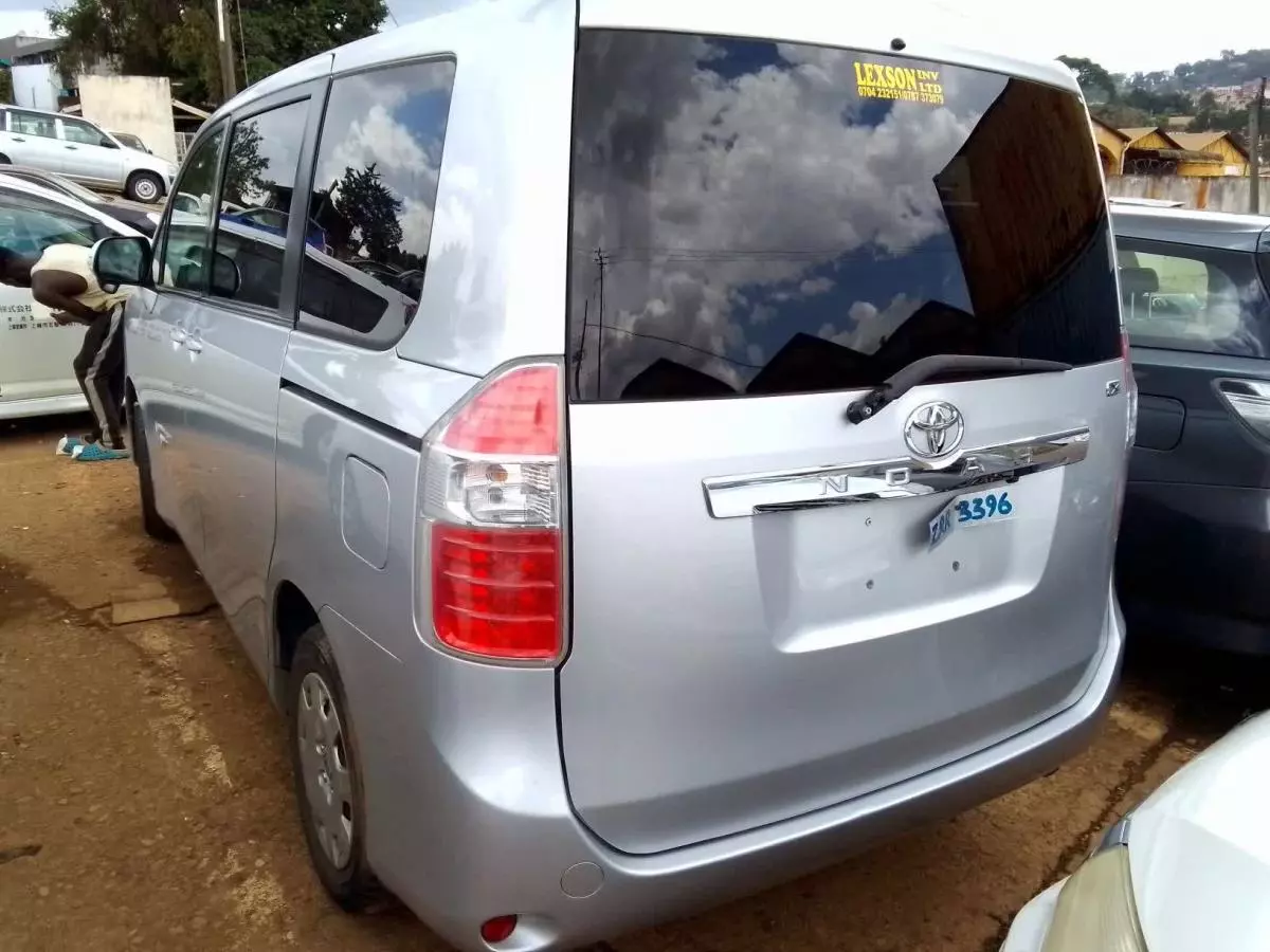 Toyota Noah   - 2008