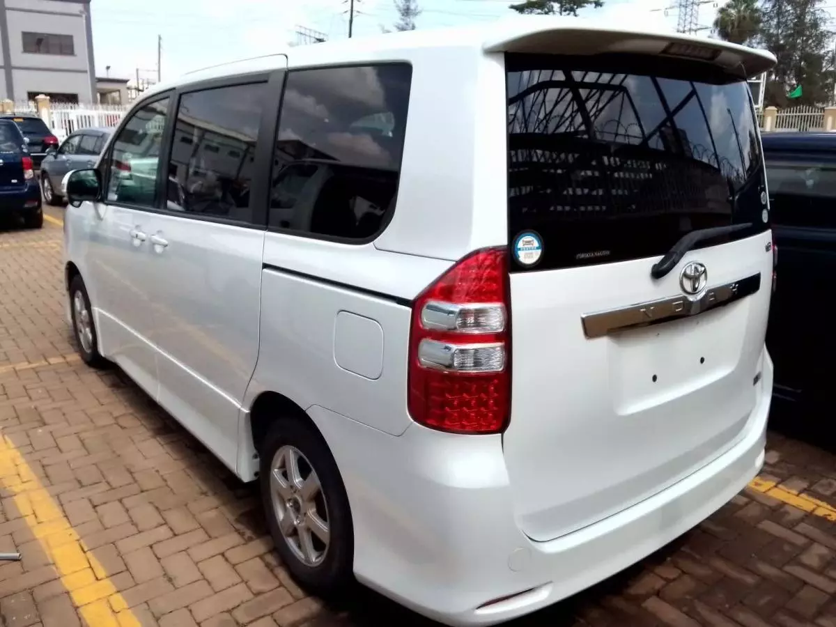 Toyota Noah   - 2010