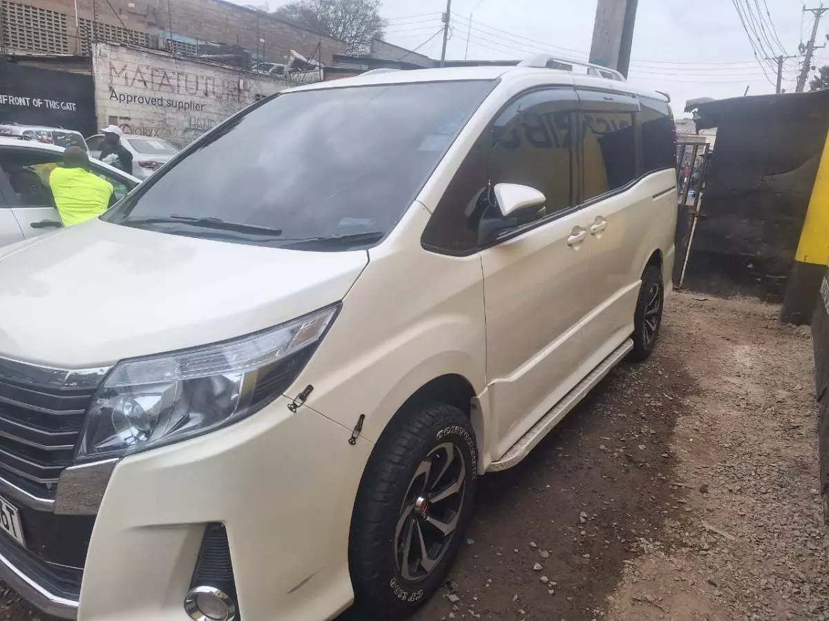 Toyota Noah   - 2016