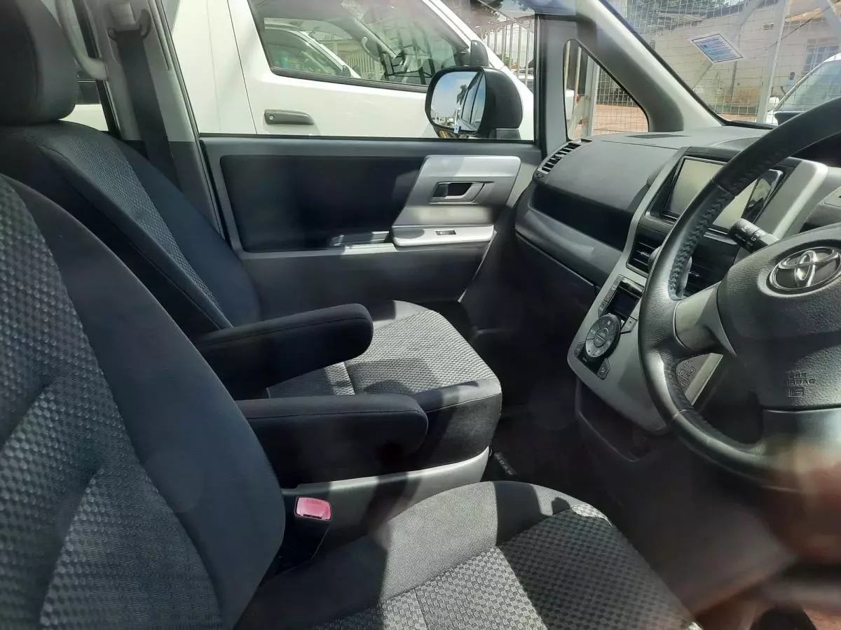 Toyota Noah - 2009