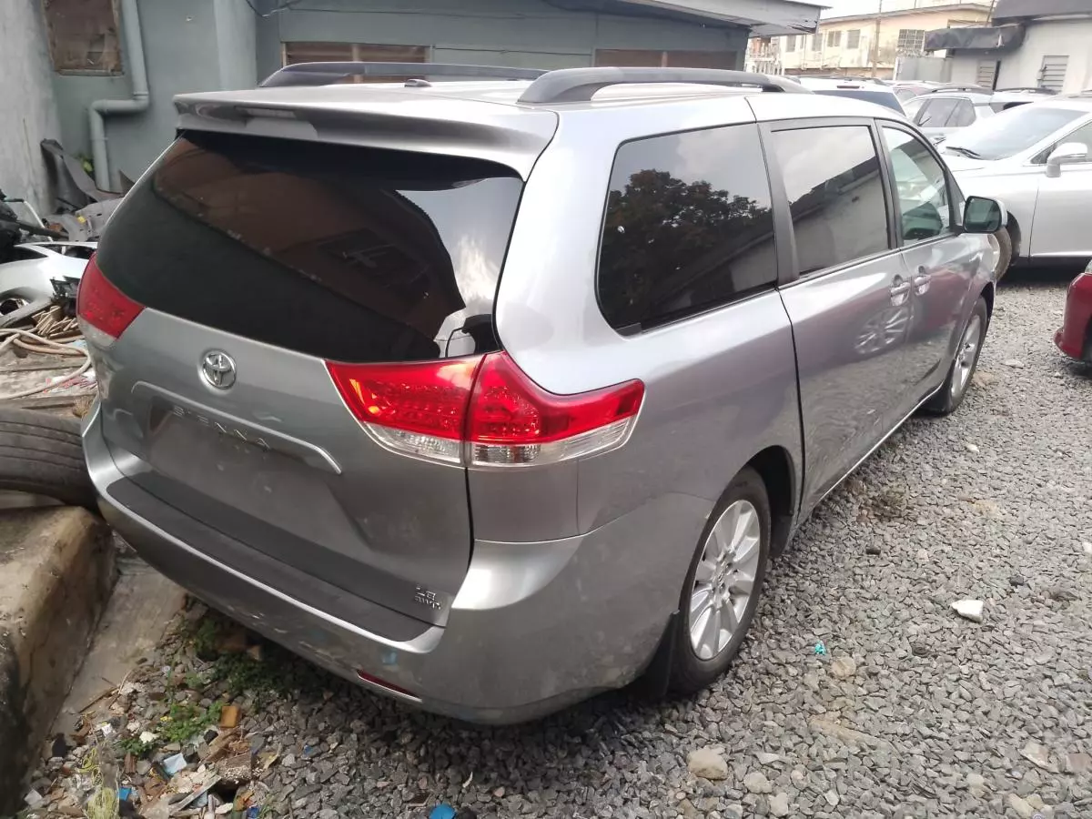 Toyota Sienna   - 2011