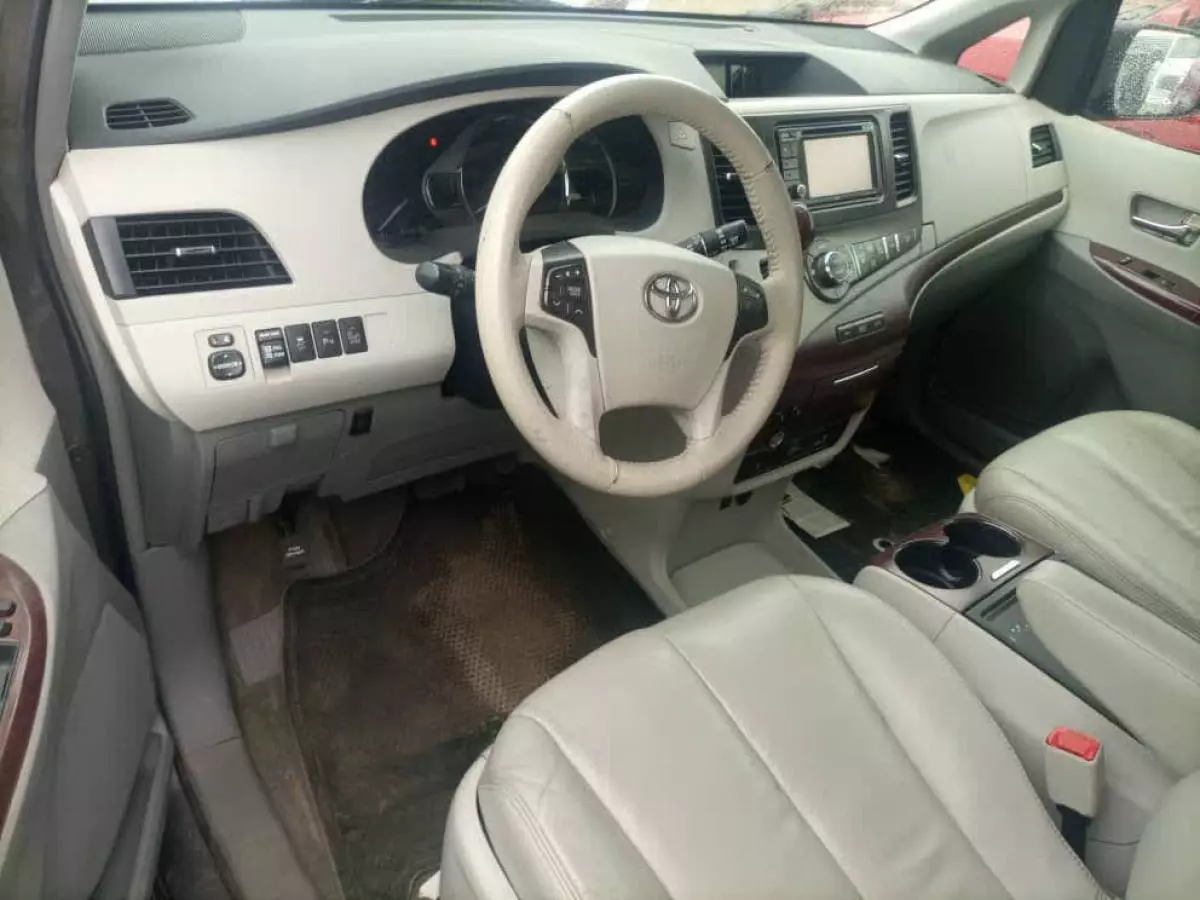 Toyota Sienna - 2014