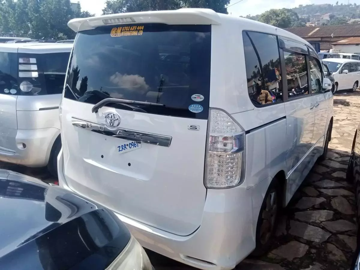 Toyota Noah   - 2010