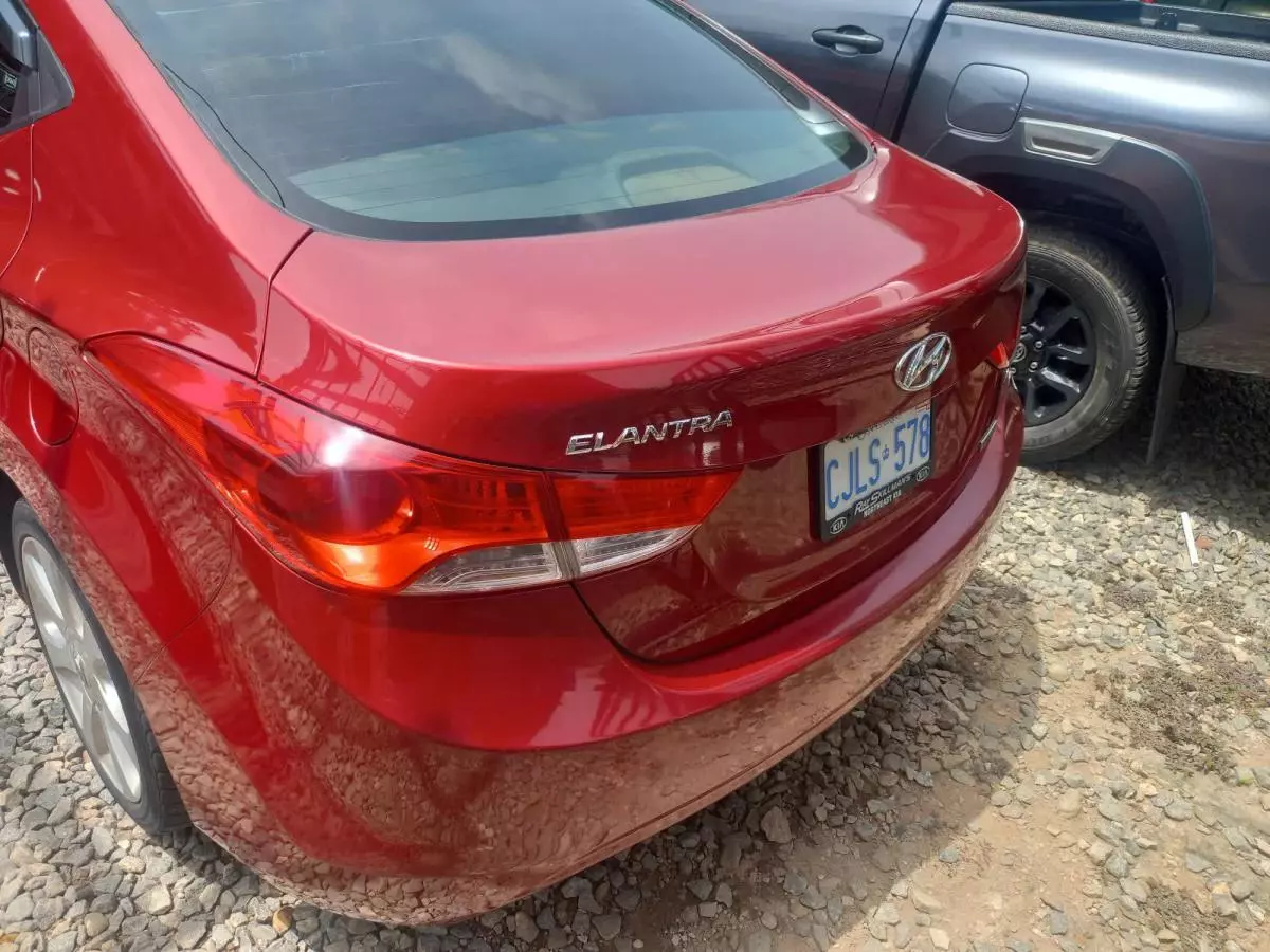 Hyundai Elantra   - 2013