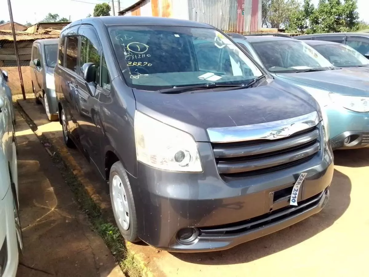 Toyota Noah   - 2010