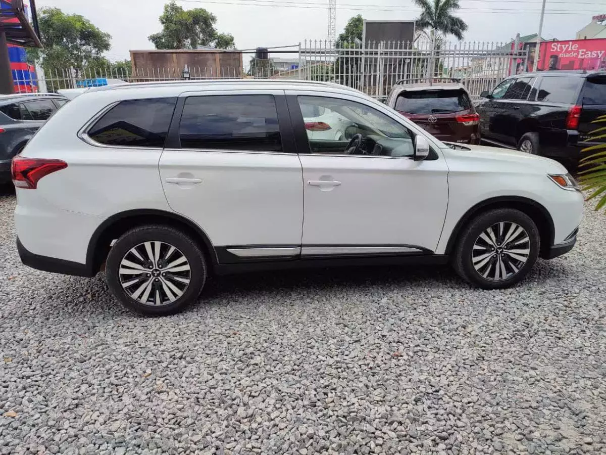 Mitsubishi OUTLANDER   - 2019