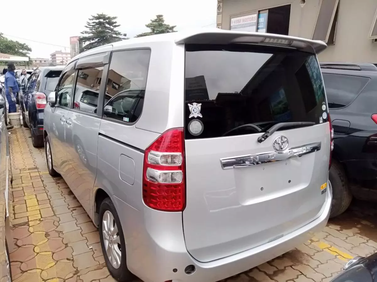 Toyota Noah   - 2011