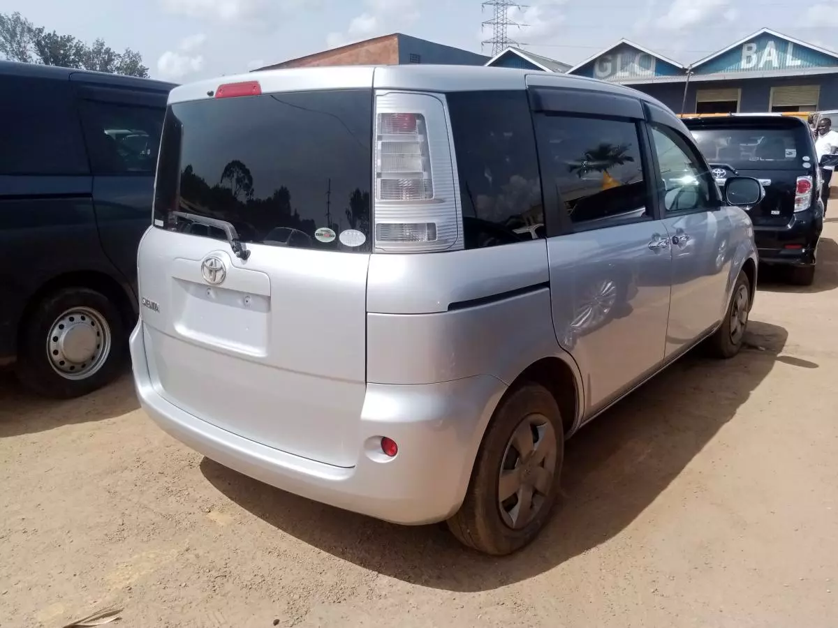 Toyota Sienta   - 2011