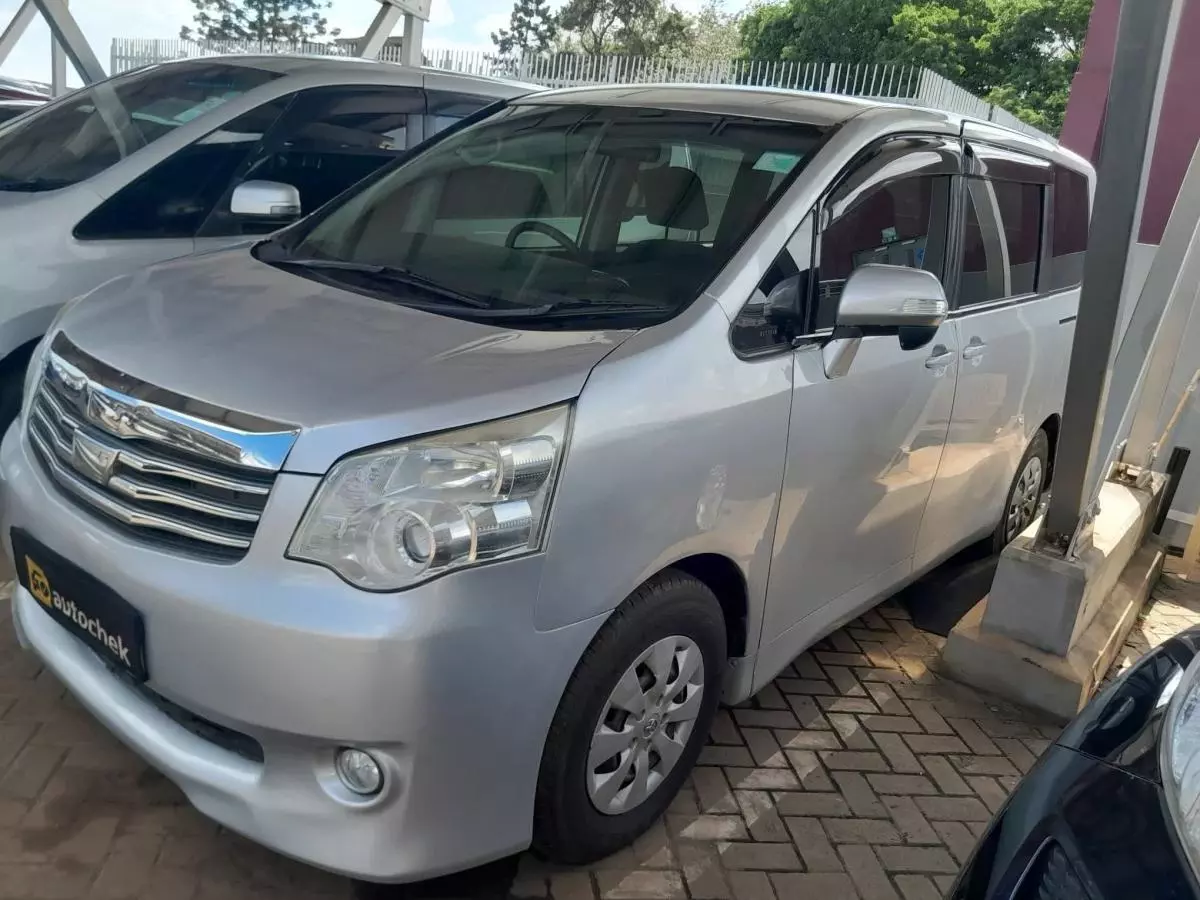 Toyota Noah   - 2010